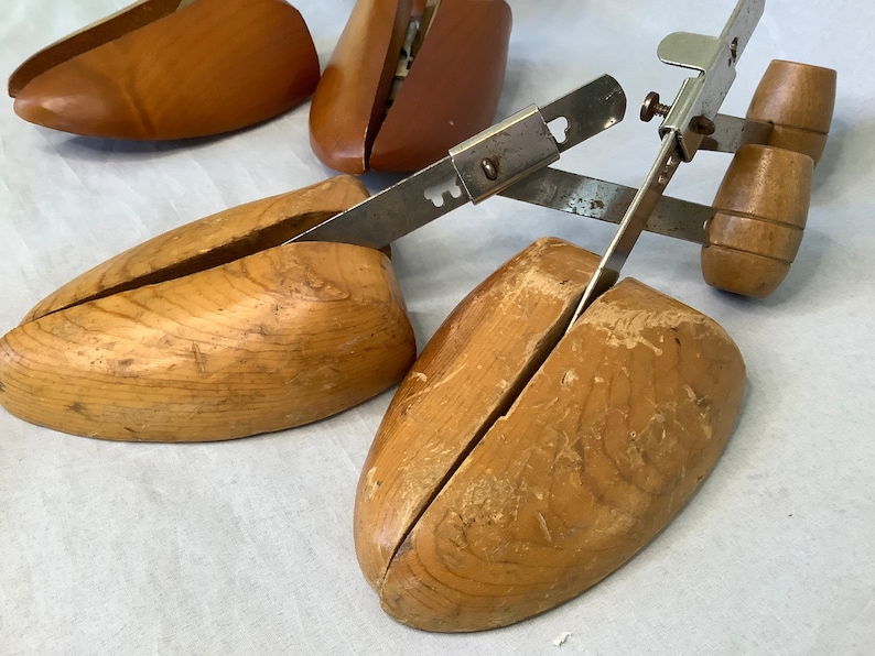 Selection Of Vintage Wood And Metal Shoe Trees Florsheim Rochester Shoe Tree Co. Adjustable Widths Chose From Different Styles 3-Pr Lt Wood Wide