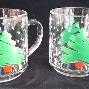 Confetti Christmas Dayton Hudson Marshall Fields 1988 Holiday Collection Clear Glass Mugs Green & Red Christmas Tree Big Confetti Snowflakes