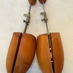 Selection Of Vintage Wood And Metal Shoe Trees Florsheim Rochester Shoe Tree Co. Adjustable Widths Chose From Different Styles 4.Pr Dark Florsheim