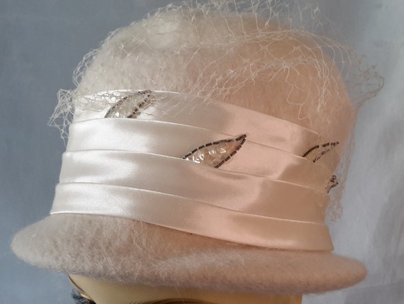 Blush Cloche Hat Vintage Ladies Hat With Pleated Satin Band  display picture 1