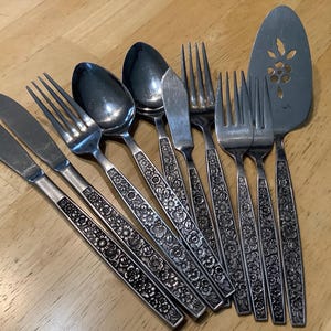 LIFETIME Vintage Blumenmuster Edelstahl Besteck und Servierstücke ~ verschiedene strukturierte Besteck mit schwarzem Akzent ~ Made in Japan