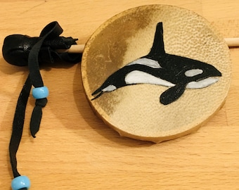 Tambor tribal, tambor nativo en miniatura pintado a mano de 3" x 3" de cuero crudo de cabra, viene con baqueta