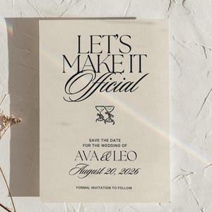 Może przedstawiać: Kremowa, prostokątna karta typu save the date z czarnym napisem LET'S MAKE IT Official, grafiką przedstawiającą dwa kieliszki do szampana, imionami AVA & LEO, datą 20 sierpnia 2026 roku oraz napisem FORMAL INVITATION TO FOLLOW.
