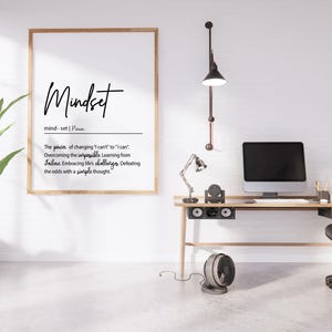 K&ouml;nnte beinhalten: Ein gerahmter Wandkunstdruck mit dem Wort Mindset in einer gro&szlig;en Schreibschrift, gefolgt von der Definition: The power of changing I can't to I can. Overcoming the impossible. Learning from failure. Embracing life's challenges. Defeating the odds with a simple thought.