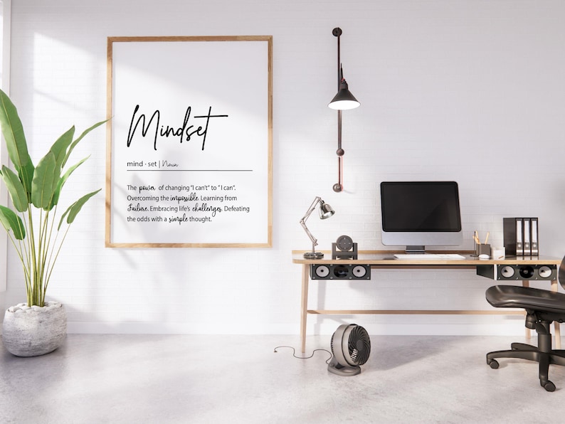 K&ouml;nnte beinhalten: Ein gerahmter Wandkunstdruck mit dem Wort Mindset in einer gro&szlig;en Schreibschrift, gefolgt von der Definition: The power of changing I can't to I can. Overcoming the impossible. Learning from failure. Embracing life's challenges. Defeating the odds with a simple thought.