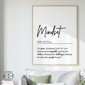 K&ouml;nnte beinhalten: Ein gerahmter Wandkunstdruck mit dem Wort Mindset in einer gro&szlig;en Schreibschrift, gefolgt von der phonetischen Schreibweise und der Klassifizierung als Substantiv. Der Text definiert Mindset als die Kraft, Ich kann nicht in Ich kann zu verwandeln, das Unm&ouml;gliche zu &uuml;berwinden, aus Fehlern zu lernen, Herausforderungen anzunehmen und mit einem einfachen Gedanken zu siegen.
