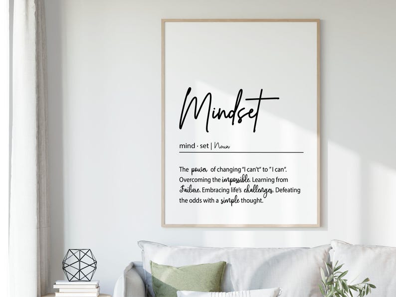 K&ouml;nnte beinhalten: Ein gerahmter Wandkunstdruck mit dem Wort Mindset in einer gro&szlig;en Schreibschrift, gefolgt von der phonetischen Schreibweise und der Klassifizierung als Substantiv. Der Text definiert Mindset als die Kraft, Ich kann nicht in Ich kann zu verwandeln, das Unm&ouml;gliche zu &uuml;berwinden, aus Fehlern zu lernen, Herausforderungen anzunehmen und mit einem einfachen Gedanken zu siegen.