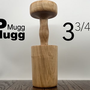 Peut inclure: Un maillet en bois avec une tête de 9,5 cm de diamètre et un manche cylindrique. Le maillet est en bois brun clair avec un grain naturel.