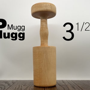 Peut inclure: Un maillet en bois avec une tête de 8,9 cm de diamètre, un manche cylindrique et une finition lisse brun clair. Le maillet est fabriqué par Mugg Lugg.
