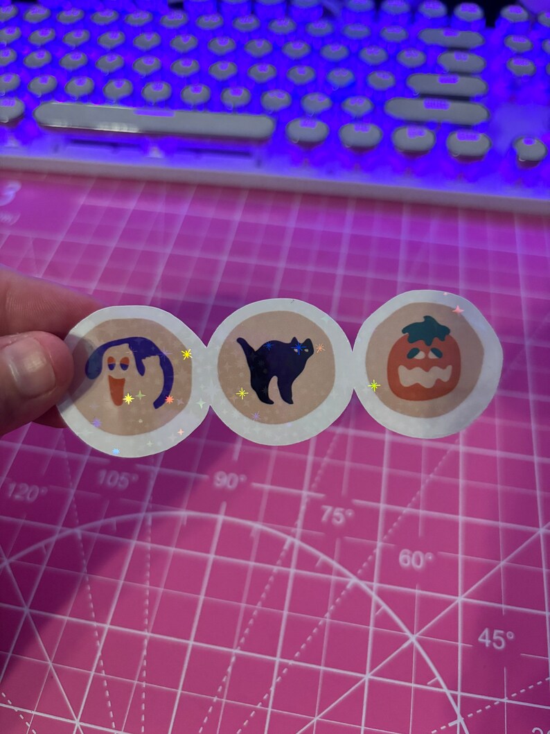 Pu&ograve; includere: Tre adesivi rotondi con finitura glitterata. Gli adesivi raffigurano un cane dei cartoni animati, un gatto nero e una zucca di Halloween.