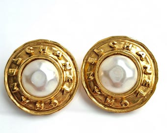 Pendientes vintage Chanel de oro etrusco y perlas barrocas