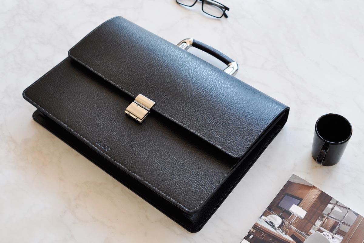 Slim Briefcase - Luxury Taiga Leather Black