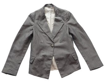 Marithé + François Girbaud: lichtgrijze getailleerde blazer met discrete strepen en witte ruchedetails