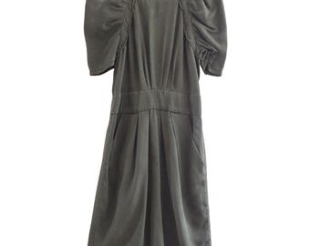 Maje - Midiklänning med puffärmar i moss-/enbärsfärg