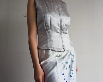 Mariella Burani – Niesamowita, wyjątkowo miękka, pikowana kamizelka z jedwabiu w kolorze srebra z delikatnym, jasnoróżowym nadrukiem kwiatowym