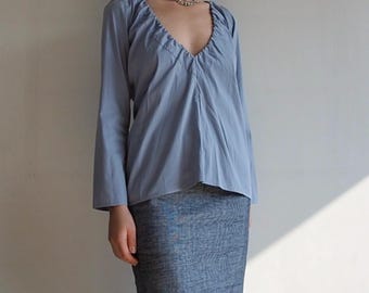 Orson + Bodil - blauwgrijze gedrapeerde blouse met diepe v-hals