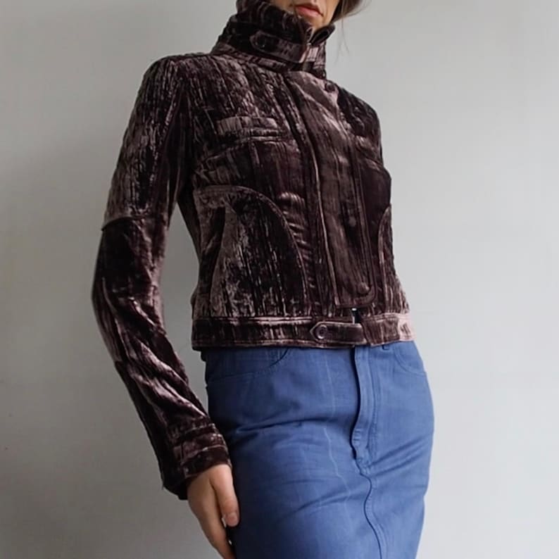 ENCHANTEMENT... ? - Veste en velours de soie froissée avec des détails complexes en taupe irisé image 1