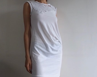 Ptarizia Pepe: witte gedrapeerde tuniek met geweven details