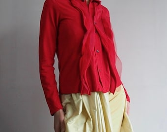 Comme des Garçons - AD1999 Koszula bawełniana w kolorze głębokiej czerwieni z dyskretnymi złotymi cekinami i falbanką z przodu