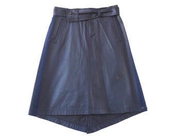 Issey Miyake - Rara gonna modulare blu navy cerata d'archivio con dettaglio a righe laterali