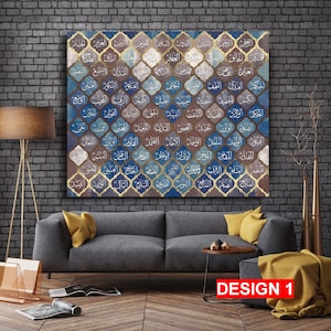 K&ouml;nnte beinhalten: Ein quadratischer Leinwanddruck mit einem geometrischen Muster in Blau, Gold und Braun. Das Muster besteht aus sich wiederholenden Formen, die kleinen, abgerundeten B&ouml;gen &auml;hneln. Der Leinwanddruck zeigt arabische Kalligraphie in goldenen Lettern.