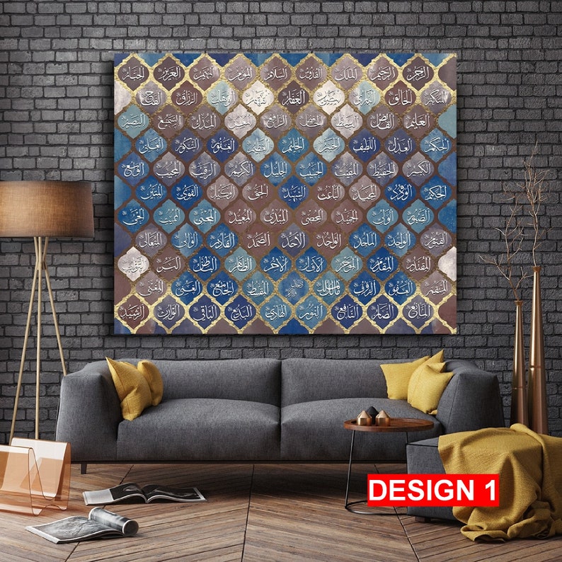 K&ouml;nnte beinhalten: Ein quadratischer Leinwanddruck mit einem geometrischen Muster in Blau, Gold und Braun. Das Muster besteht aus sich wiederholenden Formen, die kleinen, abgerundeten B&ouml;gen &auml;hneln. Der Leinwanddruck zeigt arabische Kalligraphie in goldenen Lettern.