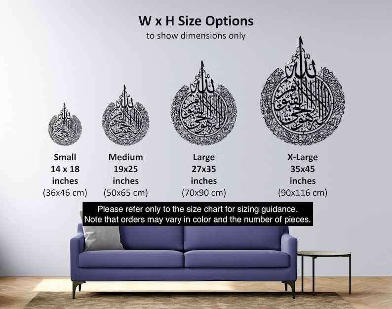 Op de afbeelding: Vier zwarte islamitische kalligrafie wandkunstwerken in verschillende maten, gelabeld Small 36x46 cm, Medium 50x65 cm, Large 70x90 cm en X-Large 90x116 cm. De tekst W x H Size Options to show dimensions only staat bovenaan.