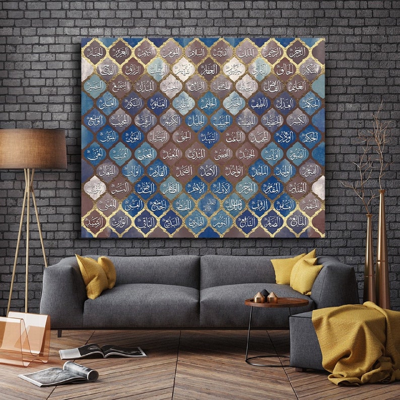 K&ouml;nnte beinhalten: Ein Leinwanddruck mit einem geometrischen Muster in Blau, Gold und Braun. Das Muster besteht aus sich wiederholenden Formen, die kleinen, abgerundeten B&ouml;gen &auml;hneln. Die Formen sind mit verschiedenen Blaut&ouml;nen, Gold und Braun gef&uuml;llt. Der Druck zeigt arabische Kalligraphie in Gold und Wei&szlig;.