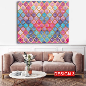 K&ouml;nnte beinhalten: Ein farbenfroher islamischer Kunstdruck mit einem geometrischen Muster in Gold, Rosa, Blau und Lila. Der Druck zeigt arabische Kalligraphie in verschiedenen Farben und Stilen. Der Text lautet "العليم الخال به لحل الذي من المال التجميع النصير".