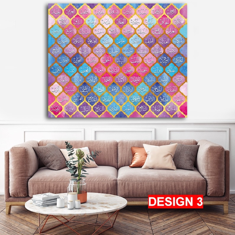K&ouml;nnte beinhalten: Ein farbenfroher islamischer Kunstdruck mit einem geometrischen Muster in Gold, Rosa, Blau und Lila. Der Druck zeigt arabische Kalligraphie in verschiedenen Farben und Stilen. Der Text lautet "العليم الخال به لحل الذي من المال التجميع النصير".