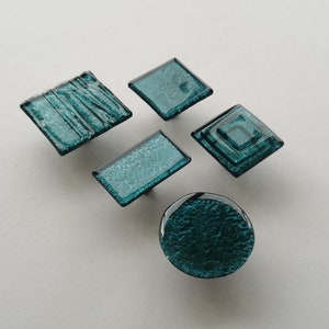 Knop van benzinegroen accentglas. Donkergroene glazen knop. Artistiek groen glazen kasthandvat. Accent glazen kastknop. Groene glazen knop 0023