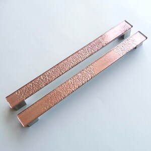 Ett set med 2 stora glashandtag i dust pink. Konstnärligt antikrosa möbelhandtag i glas. Rosa glashandtag. Accentglashandtag 0019