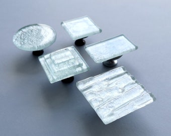 Moderner Perlen-Weißer geschmolzener Glasknopf. Perlmutt-weißer Glasknopf. Weißer Glas Griff. Perle verschmolzener Glasschrankknopf 0016