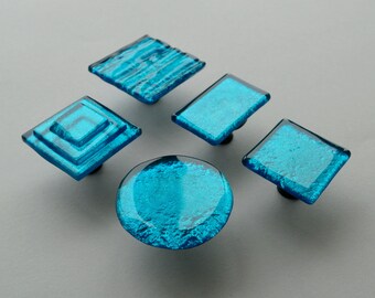 Griff aus geschmolzenem Glas in Lagunenblau. Türkiser Glasknopf. Künstlerischer Azur-Glas-Schrankgriff. Akzent-Glasschrankknopf. Knauf aus geschmolzenem Glas 0034