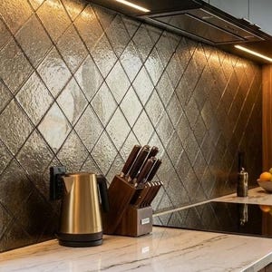 Op de afbeelding: Een rustiek houten bord met de tekst "Welcome to our home" in een handgeschreven stijl. Het rechthoekige bord heeft een verweerde afwerking en een eenvoudig, uitnodigend ontwerp. Geschikt voor binnen of buiten.