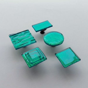 Knop van jadegroen accentglas. Heldergroene glazen knop. Artistiek smaragdgroen handvat. Accent glazen kastknop. Groene glazen knop 0018