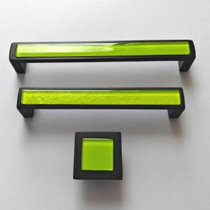 Pop-up limoengroene glazen knop/trekknop. Artistiek limoengroen glazen handvat zwarte matte afwerking. Limegroen glazen handvat. 0025