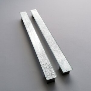 Ett set med 2 stora glashandtag i pärlvitt. Pärlvitt glashandtag. Vitt smält glasskåpshandtag. Pärlvitt smält glasskåpshandtag 0016