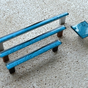 Poignée moderne en verre fusionné bleu turquoise. Poignée en verre bleu. Poignée de meuble turquoise. Poignée bleu turquoise en verre fusionné.  0011