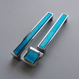 Puxador/botão pop-up de vidro azul Lagoon. Alça de vidro artística para móveis em azul celeste. Puxador de vidro azul. Botão de vidro pop-up azul lagoa 0034