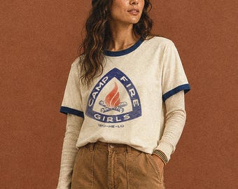 Camp Fire Girls Vintage Ringer Tee - T-shirt för camping och vardagsbruk