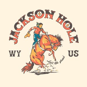 Może przedstawiać: Ilustracja w stylu vintage kowboja jeżdżącego na bujającym się koniu. Tekst "JACKSON HOLE WY US" jest napisany w łuku koła wok&oacute;ł kowboja i konia. Tekst "Ain't life grand" jest napisany pod koniem.