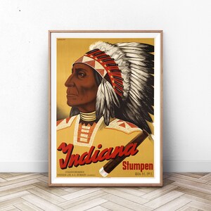 Può includere: Stampa di poster vintage incorniciata raffigurante un nativo americano di profilo, ornato con un copricapo di piume e abiti tradizionali. Il poster mostra la parola "Indiana" in corsivo rosso, con testo aggiuntivo, "Stumpen", su sfondo giallo dorato.