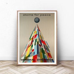 Könnte beinhalten: Ein Vintage-Poster mit einem geometrischen Design einer Pyramide aus bunten Blöcken. Das Poster trägt den Text "atoms for peace" und "GENERAL DYNAMICS" in Schwarz.
