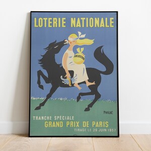 Puede incluir: Un cartel vintage para la Loter&iacute;a Nacional Francesa, que presenta un caballo negro con una joven mont&aacute;ndolo. La mujer lleva una bolsa de dinero y el texto del cartel dice "LOTERIE NATIONALE TRANCHE SPECIALE GRAND PRIX DE PARIS TIRAGE LE 29 JUIN 1957".