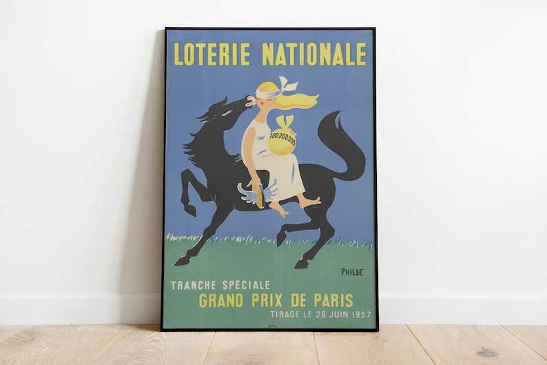 Puede incluir: Un cartel vintage para la Loter&iacute;a Nacional Francesa, que presenta un caballo negro con una joven mont&aacute;ndolo. La mujer lleva una bolsa de dinero y el texto del cartel dice "LOTERIE NATIONALE TRANCHE SPECIALE GRAND PRIX DE PARIS TIRAGE LE 29 JUIN 1957".