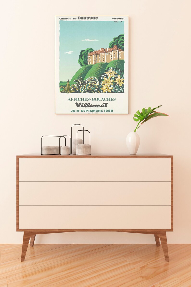 K&ouml;nnte beinhalten: Ein Vintage-Poster, das eine Kunstausstellung mit Plakaten und Gouache-Gem&auml;lden des K&uuml;nstlers Villemot bewirbt. Das Poster zeigt eine farbenfrohe Illustration eines Schlosses mit einem gr&uuml;nen H&uuml;gel und Blumen. Der Text auf dem Poster lautet "Chateau de Boussac (Creuse) Affiches - Gouaches Villemot Juin-Septembre 1980".