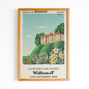K&ouml;nnte beinhalten: Ein Vintage-Poster, das eine Kunstausstellung mit Gouache-Gem&auml;lden von Villemot bewirbt. Das Poster zeigt eine farbenfrohe Illustration eines Schlosses auf dem Land mit dem Text "Chateau de Boussac (creuse) Villemot" und "Affiches - Gouaches Villemot Juin-Septembre 1980".