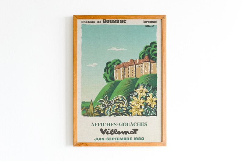 K&ouml;nnte beinhalten: Ein Vintage-Poster, das eine Kunstausstellung mit Gouache-Gem&auml;lden von Villemot bewirbt. Das Poster zeigt eine farbenfrohe Illustration eines Schlosses auf dem Land mit dem Text "Chateau de Boussac (creuse) Villemot" und "Affiches - Gouaches Villemot Juin-Septembre 1980".