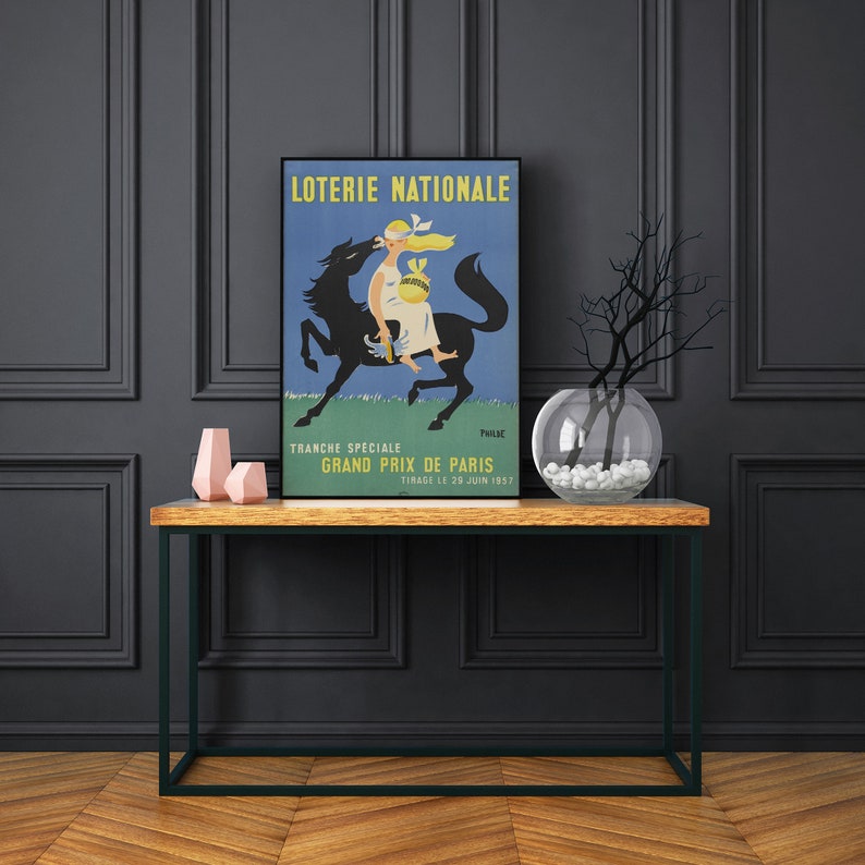 Puede incluir: Un cartel vintage que anuncia el "Loterie Nationale" Grand Prix de Par&iacute;s. El cartel presenta un caballo negro con una mujer mont&aacute;ndolo, sosteniendo una bolsa de dinero. El cartel est&aacute; en franc&eacute;s y dice "Tranche Speciale Grand Prix de Paris Tirage le 29 Juin 1957."